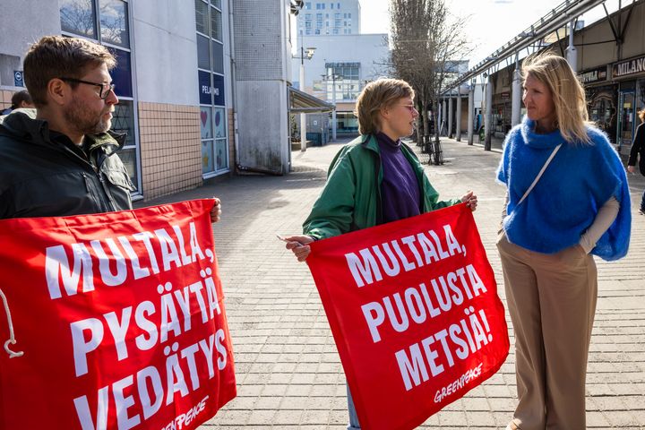 Greenpeacen aktivistit olivat Miami Mopo Baariin saapunutta ministeri Sari Multalaa vastassa banderollein, joissa ministeriä kehotettiin puolustamaan metsiä ja pysäyttämään vedätys.