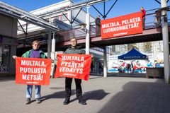 Greenpeacen aktivistit olivat Miami Mopo Baariin saapunutta ministeri Sari Multalaa vastassa banderollein, joissa ministeriä kehotettiin puolustamaan metsiä ja pysäyttämään vedätys.