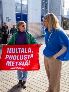 Greenpeacen aktivistit olivat Miami Mopo Baariin saapunutta ministeri Sari Multalaa vastassa banderollein, joissa ministeriä kehotettiin puolustamaan metsiä ja pysäyttämään vedätys.