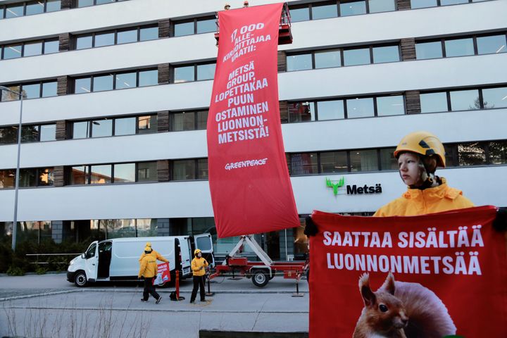 Greenpeacen aktivistit läväyttivät 10 metriä korkean banderollin alas nostolavalta. Banderollissa lukee vetoomuksen allekirjoittaneiden 17 000 ihmisen nimet.