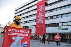 Greenpeacen aktivistit osoittivat mieltä Metsä Groupin pääkonttorilla Espoossa ja muistuttivat, että Lambi-paperit saattavat sisältää luonnonmetsää.