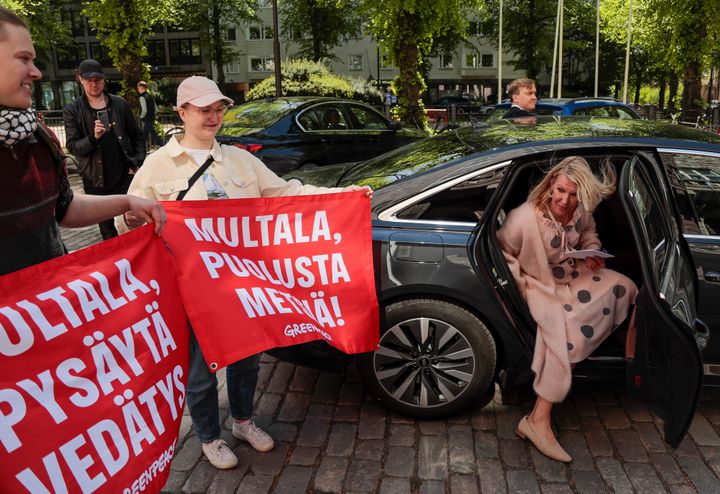 Greenpeacen aktivistit olivat Paasitorniin saapunutta ministeri Sari Multalaa vastassa banderollein, jossa ministeriä kehotettiin puolustamaan metsiä ja pysäyttämään vedätys.