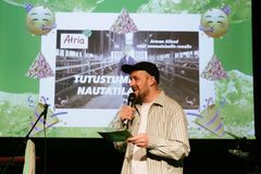 Greenpeacen maajohtaja Touko Sipiläinen julkisti Vuoden Huiputus-palkinnon saajan Helsingin Tekstin talolla.