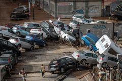 Valtavat tulvat tuhosivat teitä ja siirsivät autoja ja irtainta tavaraa kaduille Espanjan Valencissa 2024.