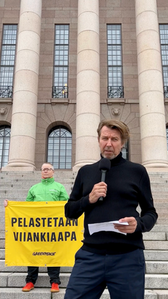 Näyttelijä Martti Suosalo osallistui elokuussa eduskuntatalolla Greenpeacen tempaukseen Viiankiaavan puolesta. Suosalo on myös kutsunut ihmisiä mielenosoitukseen Greenpeacen sosiaalisessa mediassa. Kuvakaappaus kampanjavideosta.