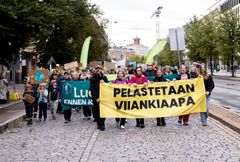 Helsingissä mielenosoitus marssi Rautatientorilta Mannerheimintien kautta Eduskuntatalolle.