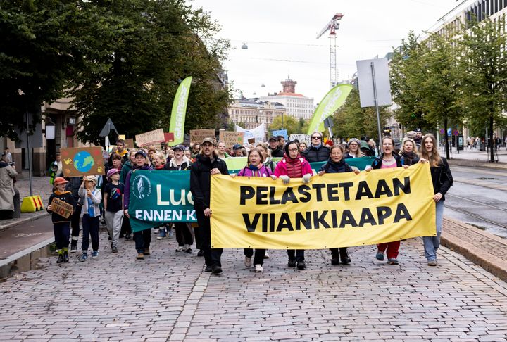 Helsingissä mielenosoitus marssi Rautatientorilta Mannerheimintien kautta Eduskuntatalolle.