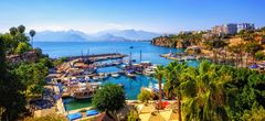 Unique ancient ruins and extensive beaches by the glittering sea, picturesque old towns and great hospitality: Turkey offers all this and much more. On almost every trip, the customer also stands at the harbor in the old town of Antalya and enjoys a panoramic view of the Taurus Mountains and the Mediterranean.