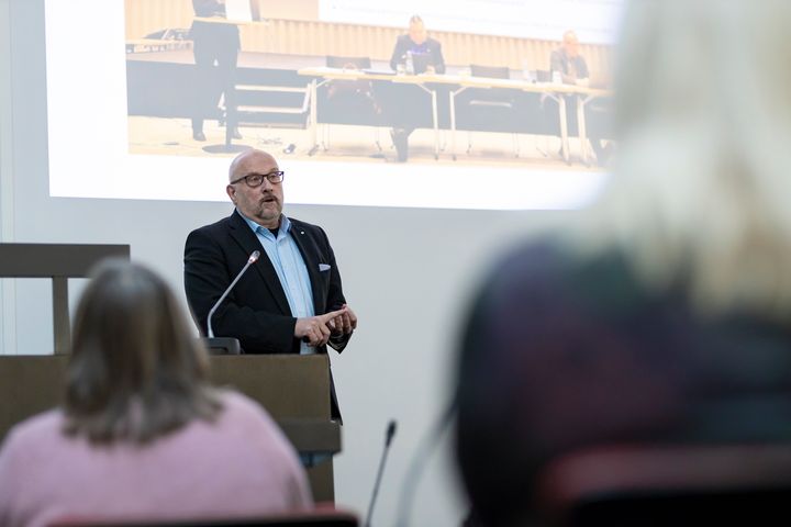 Pyöreä pöydän tilaisuuden avaajana toimi hyvinvointialuejohtaja Harri Hagman