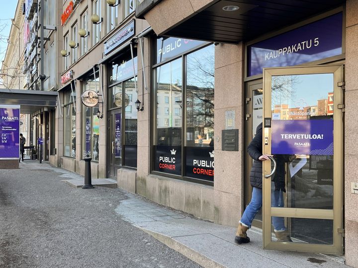 Kauppakeskus Pasaatin sisäänkäynti, josta henkilö kulkee sisään.