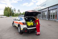 Ensihoidon arviointiyksikön varustelu ajoneuvossa.