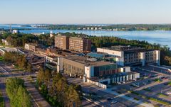 Ilmakuva laajoilla metsillä ja järvillä ympäröidystä Kymenlaakson keskussairaalan kompleksista.