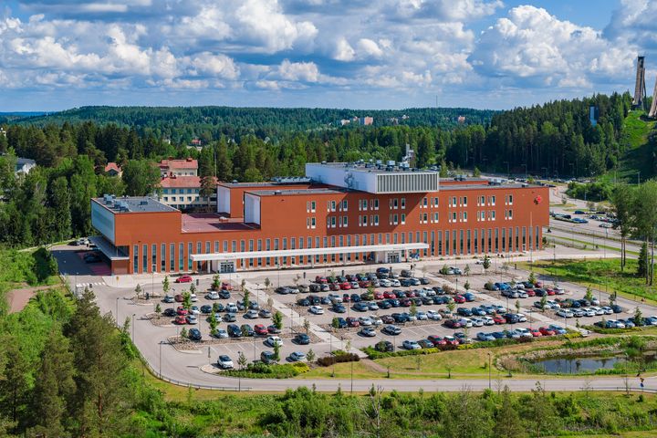 Kouvolan Ratamokeskus vehreässä ympäristössä, edessä pysäköintialue.