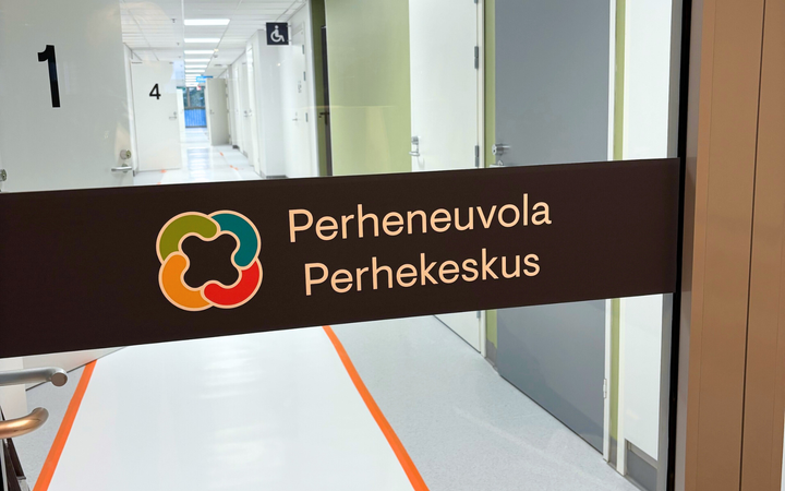 Ovi, jossa lukee "Perheneuvola Perhekeskus".