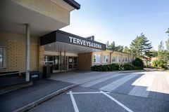 Haminan terveysaseman sisäänkäynti kesäisenä päivänä.