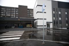 Kymenlaakson keskussairaalan sisäänkäynti. Etualalla suojatie ja liikennemerkki.
