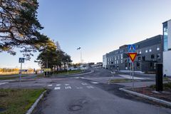 Kymenlaakson keskussairaalan uuden pääoven edusta aurinkoisena päivänä.