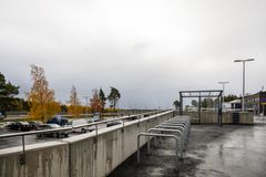 Kaksitasoinen pysäköintialue, jossa on autoja ja polkupyörätelineitä.