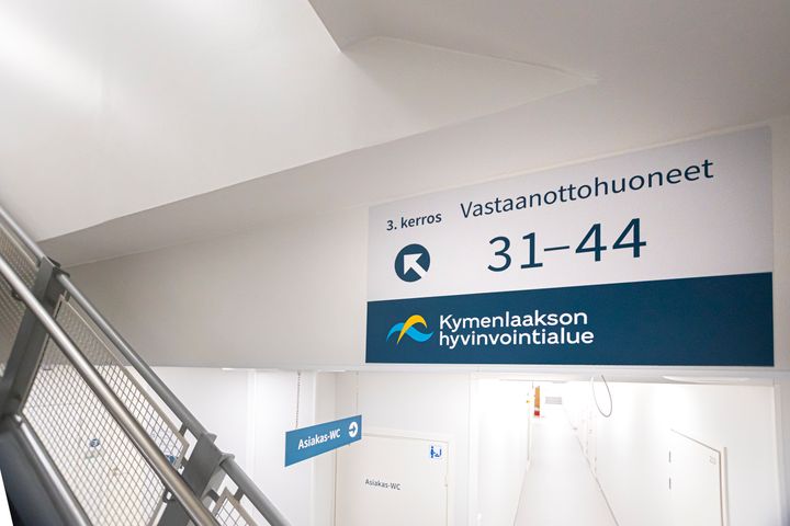 Opaste sisätiloissa näyttää tien vastaanottohuoneisiin 31-44, kolmas kerros. Kymenlaakson hyvinvointialue.