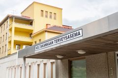 Terveysaseman sisäänkäynti, jossa on kyltti "Keltakankaan terveysasema". Taustalla on kerrostalo.