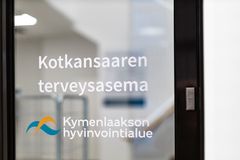 Oven lasissa lukee "Kotkansaaren terveysasema, Kymenlaakson hyvinvointialue".