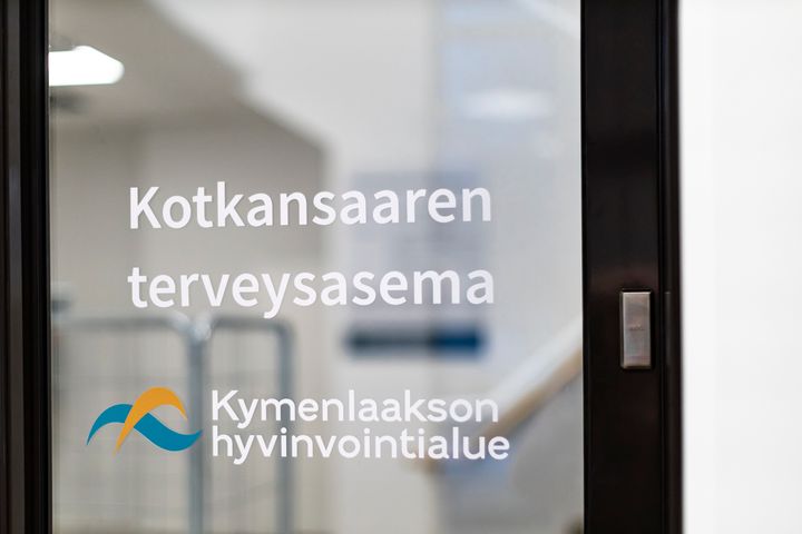 Oven lasissa lukee "Kotkansaaren terveysasema, Kymenlaakson hyvinvointialue".
