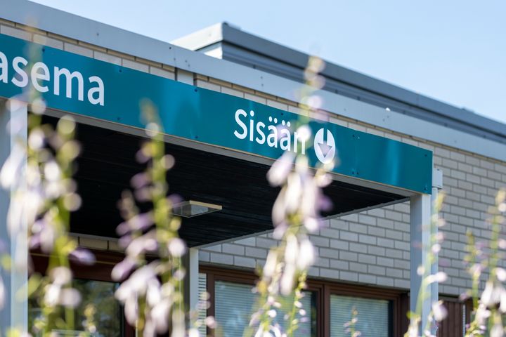 Rakennuksen sisäänkäynnin katos, jossa lukee "Sisään".