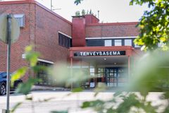Virolahden terveysasema kirkkaana päivänä.
