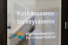 Teksti "Kotkansaaren terveysasema" ja "Kymenlaakson hyvinvointialue" lasiovessa.