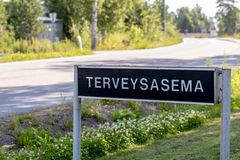 Tienvarren kyltti: ”TERVEYSASEMA”.