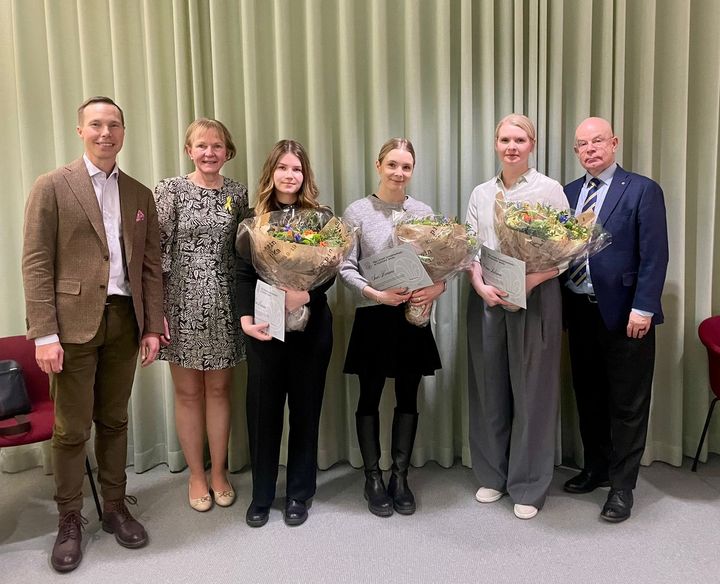 Apurahojen julkistamistilaisuudessa olivat läsnä Sarkoomarahaston ohjausryhmän puheenjohtaja Harri Virtanen (vasemmalla), rahaston asiainhoitaja Mirja Alve, Eka-apurahan saanut Enni Martikainen, Eka-apurahan saanut Suvi Karumo, vierailuapurahan saanut Hanna Liikanen ja Sarkoomarahaston tieteellisen ryhmän puheenjohtaja Tom Böhling.