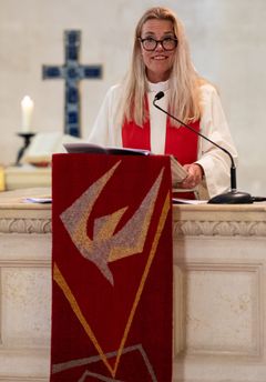Maria Leppäkari saarnaamassa.