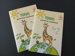 Toivo parantaa maailmaa -värityskirjat pöydällä.