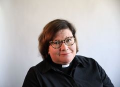 Pauliina Parhiala vaaleaa taustaa vasten