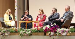 Mitä on lähetystyö nykyaikana -paneelikeskustelun juontaja Ilona Untamala ja panelistit Pauliina Parhiala, Teija Lievonen, Jussi Peräaho ja Vesa Häkkinen.