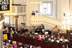Afrikkalainen gospelmessu veti tuomiokirkon täyteen. Saarnaamassa Kolumbian luterilaisen kirkon piispa John Rojas ja tulkkina Minna Havunen Suomen Lähetysseurasta.