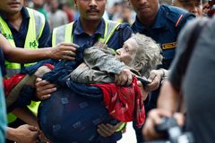 Pelastustyöntekijät auttavat naista Trishuli-joen varrella Nuwakotin alueella Nepalissa sen jälkeen, kun jäätikön romahduksesta aiheutunut äkkitulva synnytti laajoja tuhoja.