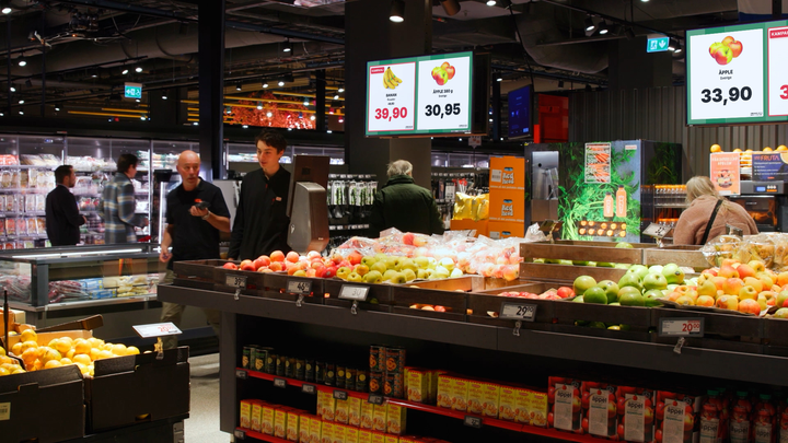 Integrated in store digital communication powered by SOLUM’s electronic shelf labels and digital signage combined with EWQ’s ScanToPair solution, enabling synchronized pricing and product information across multiple retail touchpoints.