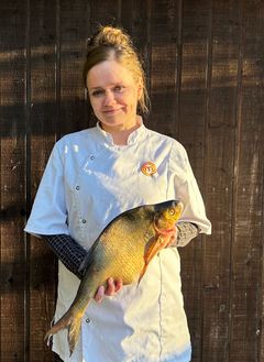 Master Chef Kristiina kalastaa sekä kokkaa kalaa.