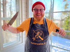 Keittiömestari Roy opastaa kotimaisen kalan käyttöä Kalaruoka.fi:ssä.