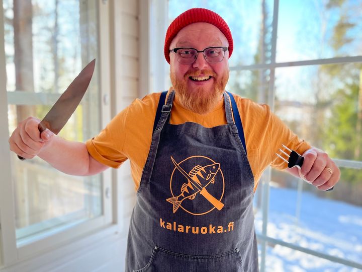 Keittiömestari Roy opastaa kotimaisen kalan käyttöä Kalaruoka.fi:ssä.