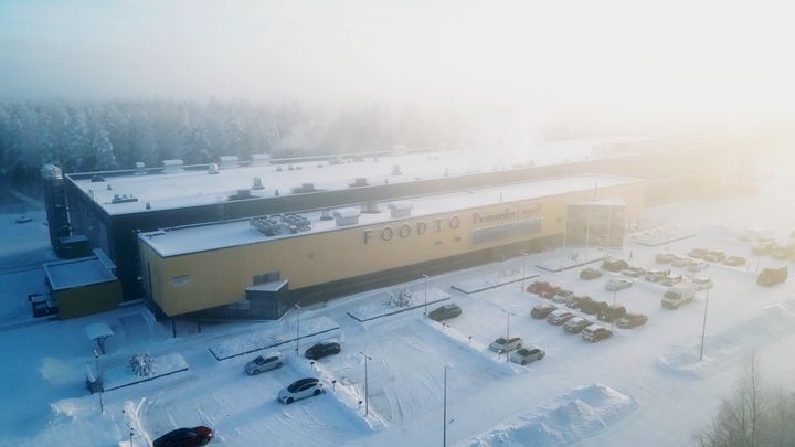Foodiqin Järvenpäässä toimiva tehdas valmistaa mm. kaurapohjaisia meijerituotteita.