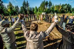 Ensimmäinen Peace Circle -rauhanpuisto avattiin Suomessa 20.9.2024. Kuva: Plant and Care for Peace ry. Julkaisuvapaa kampanjan yhteydessä.