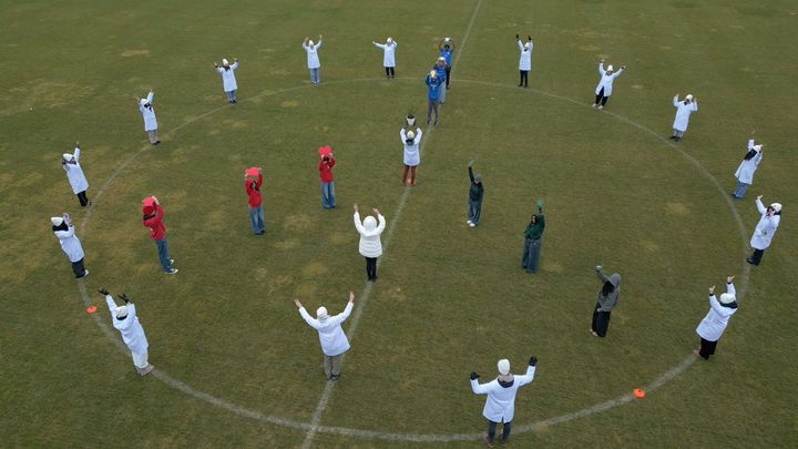 Joensuun lyseon lukion IB-linja päättää Fair Play Peace Circle -rituaalin nostamalla symbolit ilmaan ja muodostamalla elävän rauhanmerkin jalkapallokentälle.