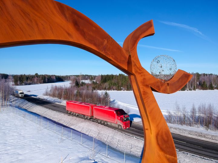 "Pallo hallussa” on yli 17 metriä korkea teräksestä valmistettu taideteos