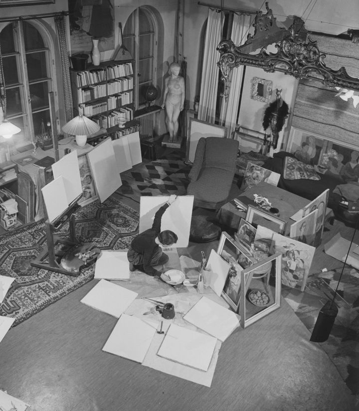 Tove Jansson Helsingin ateljeessaan ennen sen remonttia, 1949. Kuva: Per Olov Jansson