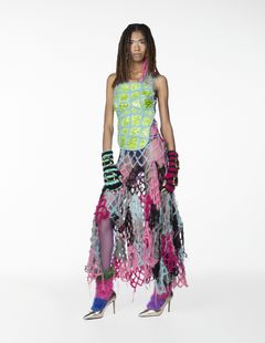 Juha Vehmaanperän Do Machines Dream of Handknit Mittens? -mallistosta 2023. Malli Jarrah Kollei.