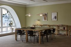 Från fönstren på Eteläranta 6 har man direkt utsikt över byggplatsen för det nya arkitektur- och designmuseet.