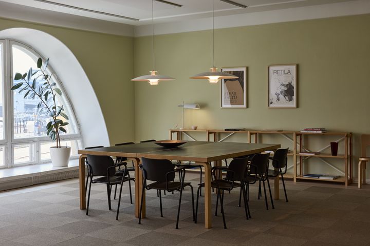 Från fönstren på Eteläranta 6 har man direkt utsikt över byggplatsen för det nya arkitektur- och designmuseet.