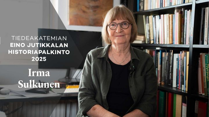 Professori Irma Sulkunen työhuoneessaan